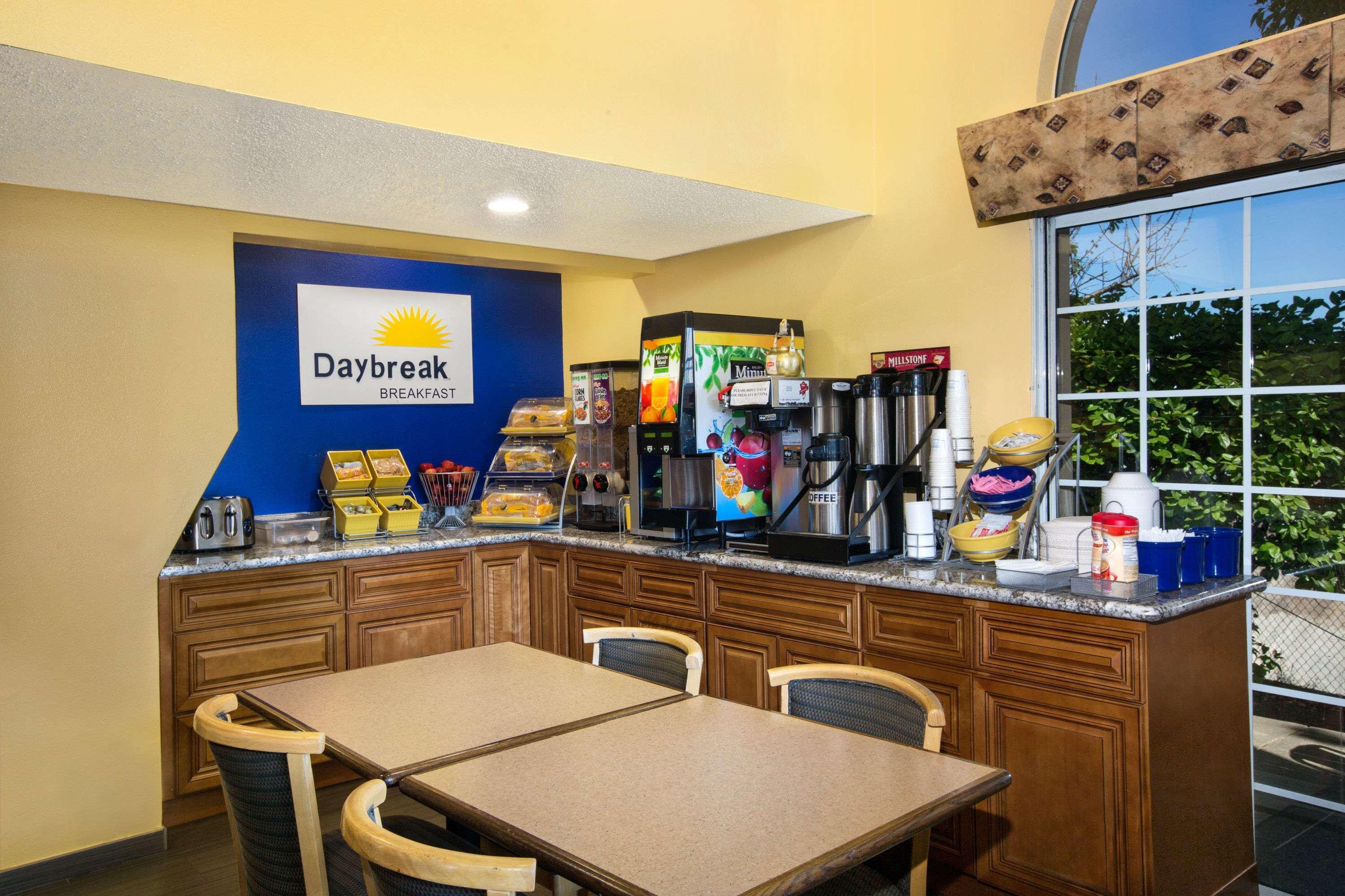 Days Inn By Wyndham Фремонт Экстерьер фото